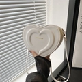 Sac bandoulière minimaliste blanc en cuir en forme de cœur avec logo embossé - Blanc