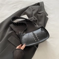 Schicke schwarze Unterarmtasche aus mattem Leder mit symmetrischen Silbernieten - Schwarz