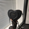 Sac bandoulière tendance noir en cuir mat en forme de cœur avec relief chic - Noir
