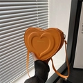 Vue à la main d'un sac bandoulière orange tendance en forme de cœur en cuir PU - Orange