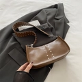 Braune PU-Leder-Baguette-Tasche mit Nieten und sichelförmigem Vintage-Design - Braun