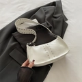 Weiße Ledertasche mit silbernen Nieten und breitem Schultergurt im Punk-Stil - Weiß
