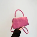 Bolso bandolera rosa de gamuza con herrajes dorados y asa superior redonda - Rosa