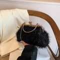Elegante borsa a mano in pelliccia nera con manico in metallo dorato e tracolla - Nero