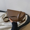 Dunkelbraune Satteltasche aus PU-Leder mit breitem Schultergurt und Goldakzenten - Kaffeebraun