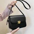 Bolso bandolera clásico de cuero negro para mujer con cierre metálico rectangular dorado - Negro