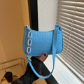 Sac à bandoulière bleu ciel à motif crocodile avec chaîne et lanière de cuir élégante - Bleu lac