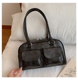 Dettaglio borsa retrò in pelle marrone scuro con due tasche anteriori e fibbie argento - Nero