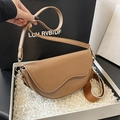 Klassische kamelfarbene Satteltasche mit asymmetrischer Klappe und zwei Schultergurten - Hellbraun