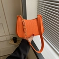 Sac bandoulière en feutre orange avec texture crocodile et chaîne en acrylique - Orange