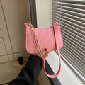 Sac baguette en feutre rose embossé crocodile avec chaîne acrylique et bandoulière - Rose