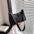 Sac à épaule noir chic pour femme avec motif crocodile, zip doré et design minimaliste - Cuir PU Noir