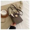 Piccola borsa quadrata monogramma marrone con chiusura a cuore e foulard - Marrone