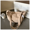 Dettaglio borsa a tracolla in velluto beige con tracolla larga e ciondolo a cane - Cachi Con Pendente