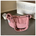 Borsa a tracolla a mezzaluna in velluto rosa con tracolla regolabile e ciondolo - Rosa con ciondolo