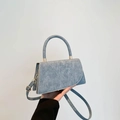 Minimalistische Umhängetasche aus blauem Denim mit festem Griff und Goldbeschlägen - Blau