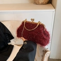 Elegante borsa da sera rossa piumata scintillante con chiusura dorata vintage - Rosso