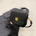 Borsa a tracolla nera classica con fibbia in metallo dorato e tracolla regolabile - Nero