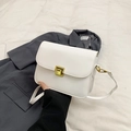 Borsa a tracolla quadrata in pelle bianca minimalista con fibbia in metallo dorato - Bianco