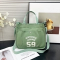Borsa tote in tela verde con scritte e tracolla regolabile per uno stile casual - Verde