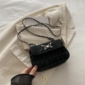 Bolso bandolera negro vintage con cierre de mariposa dorado y correa de cadena - Negro