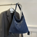 Sac hobo en denim bleu foncé avec broderie blanche et bandoulière réglable - Bleu foncé