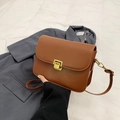 Borsa a tracolla retrò marrone in pelle PU liscia con fibbia in metallo dorato lucido - Marrone