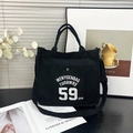 Borsa tote in tela nera con scritte bianche e tracolla regolabile per donna - Nero