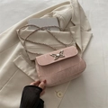 Bolso bandolera rosa con textura de mármol, hebilla de mariposa y cadena - Rosa