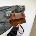 Sac à main marron en cuir litchi avec lettrage FASHION et détails dorés élégants - Marron