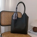 Bolso tote minimalista de cuero negro con elegante pañuelo decorativo a cuadros - Negro