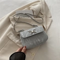 Bolso bandolera gris con patrón de mármol y elegante cierre de mariposa plateada - Plateado