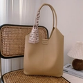 Bolso tote grande color caqui en cuero de grano con un pañuelo de seda a cuadros - Caqui