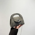 Graue Umhängetasche aus gewaschenem Denim mit silberner Herzschnalle und Kette - Schwarz