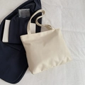 Minimalistische cremeweiße Tote Bag aus Kunstleder mit edlem Reißverschluss - Weiß