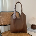 Bolso tote grande marrón con textura de grano litchi y bufanda de seda decorativa - Marrón