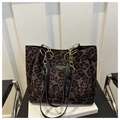 Grand sac cabas à imprimé léopard avec anses en cuir noir et chaîne dorée - Marron