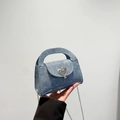 Hellblaue Umhängetasche mit herzförmiger Silberschnalle und Metallkettenriemen - Blau