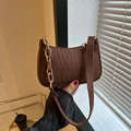 Sac à main marron foncé avec texture crocodile et bandoulière en chaîne dorée - Marron