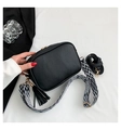 Bolso bandolera negro de cuero texturizado con correa tejida geométrica y borla - Negro