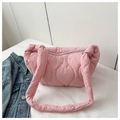 Dettaglio della borsa imbottita rosa con cuciture a diamante su uno sfondo bianco pulito - Rosa