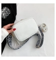 Bolso de cámara en cuero blanco con borla y correa ancha con motivos geométricos - Blanco