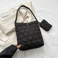 Borsa tote nera trapuntata a cuore con piccola pochette coordinata e tracolla fissa - Nero