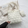 Set borsa tote trapuntata bianco crema con motivo a cuore e pochette abbinata - Bianco