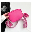 Borsa a tracolla fucsia con trama litchi e tracolla intrecciata geometrica di tendenza - Rosa Rosso