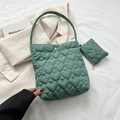 Borsa tote trapuntata verde con motivi a cuore e portamonete coordinato - Verde