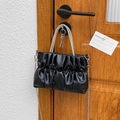 Schicke schwarze Faltenhandtasche mit diamantbesetztem Griff und feiner Metallkette - Schwarz