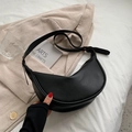 Borsa a tracolla nera a mezzaluna minimalista in pelle opaca con dettagli dorati - Nero