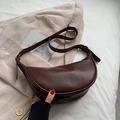 Borsa a sella vintage marrone scuro minimalista in pelle liscia con tracolla - caffè