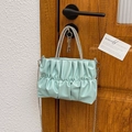 Minzgrüne Plissee-Handtasche mit strassbesetztem Griff und silberner Kette - Grün